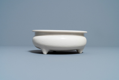 Un br&ucirc;le-parfum tripod en porcelaine blanc de Chine de Dehua &agrave; d&eacute;cor incis&eacute;, Kangxi