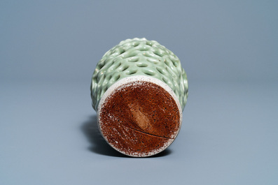 Een Chinese opengewerkte monochrome Longquan celadon penselenbeker, Ming