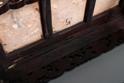 Een Chinese met parelmoer ingelegde houten etag&egrave;re met marmeren bovenblad, 19e eeuw