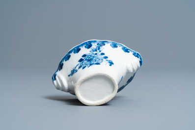 Een Chinese blauw-witte libation cup, Qianlong