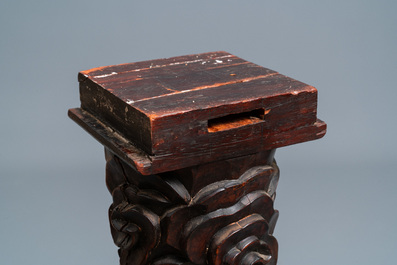 Een Chinese gesculpteerde houten bijzettafel met marmeren schaakbord als bovenblad, 19e eeuw