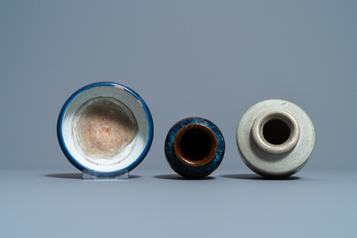 Un vase en porcelaine de Chine flamb&eacute;, un vase en couleur cr&egrave;me monochrome et un br&ucirc;le-parfum bleu monochrome, Qing