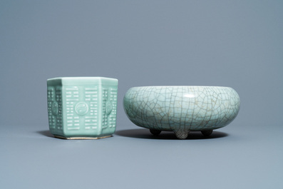 Een Chinese craquel&eacute; wierookbrander en een hexagonale celadon penselenbeker, 19e eeuw