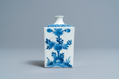 Une bo&icirc;te &agrave; th&eacute; en porcelaine Kakiemon en bleu et blanc, Japon, Edo, 17/18&egrave;me