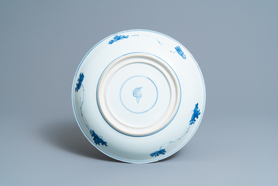 Een Chinese blauw-witte 'sanduo' schotel, Kangxi