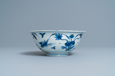 Een Chinese blauw-witte kom met mandarijneenden, Chenghua merk, Wanli