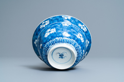 Un bol en porcelaine de Chine en bleu et blanc &agrave; d&eacute;cor de prunus, Kangxi
