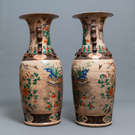 Une paire de tr&egrave;s grands vases en porcelaine de Chine famille verte dite 'de Nankin', 19&egrave;me