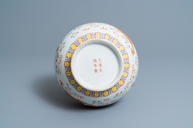 Un vase de forme bouteille en porcelaine de Chine famille rose &agrave; d&eacute;cor de dragons, marque de Guangxu, 19/20&egrave;me