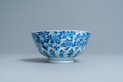 Un bol en porcelaine de Chine en bleu et blanc &agrave; d&eacute;cor floral, marque et &eacute;poque de Kangxi