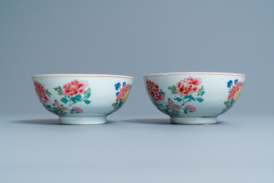 Une paire de bols en porcelaine de Chine famille rose, Yongzheng