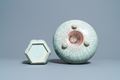 Een Chinese craquel&eacute; wierookbrander en een hexagonale celadon penselenbeker, 19e eeuw