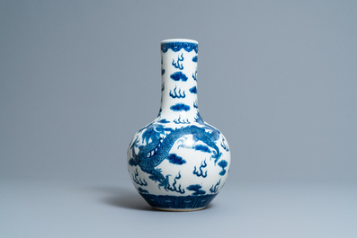 Un vase de forme bouteille en porcelaine de Chine en bleu et blanc, marque de Yongzheng, 19&egrave;me