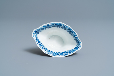 Une coupe libatoire en porcelaine de Chine en bleu et blanc, Qianlong