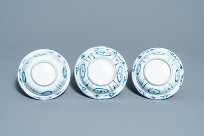 Drie Chinese blauw-witte kraakporseleinen klapmuts kommen, Wanli