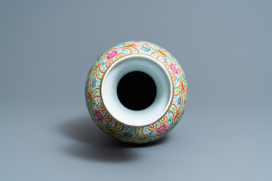 Un vase en porcelaine de Chine famille rose, R&eacute;publique