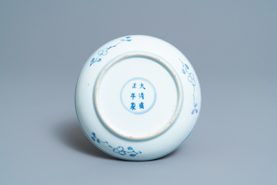 Een Chinees blauw-wit 'granaatappelboom' bord, Yongzheng merk en periode