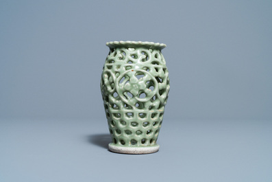 Een Chinese opengewerkte monochrome Longquan celadon penselenbeker, Ming