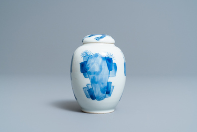 Een Chinese blauw-witte theebus met deksel, Kangxi