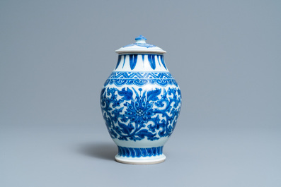 Un pot couvert en porcelaine de Chine en bleu et blanc &agrave; d&eacute;cor de rinceaux de lotus, &eacute;poque Transition