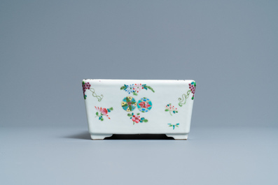Une jardin&egrave;re de forme rectangulaire en porcelaine de Chine famille rose, marque et &eacute;poque de Guangxu
