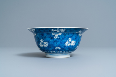 Un bol en porcelaine de Chine en bleu et blanc &agrave; d&eacute;cor de prunus, Kangxi