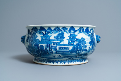 Un grand br&ucirc;le-parfum en porcelaine de Chine en bleu et blanc, Qianlong