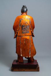 Een zeer grote Chinese vergulde houten figuur van een staande man, 18/19e eeuw