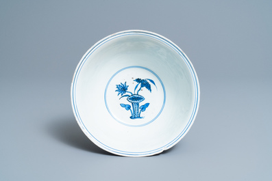 Un bol en porcelaine de Chine en bleu et blanc, marque de Chenghua, Wanli