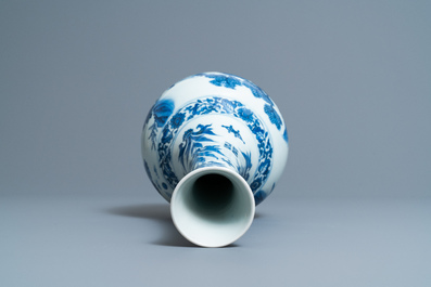 Een Chinese blauw-witte flesvormige vaas, Transitie periode