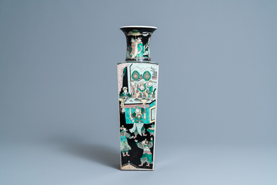 Un vase de forme carr&eacute;e en porcelaine de Chine famille noire, marque de Kangxi, 19&egrave;me