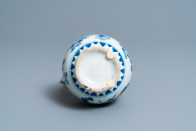 Une verseuse en porcelaine de Chine en bleu et blanc &agrave; monture en argent, &eacute;poque Transition
