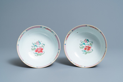 A pair of Chinese famille rose bowls with floral design, Yongzheng