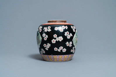 Un pot en porcelaine de Chine famille rose &agrave; fond noir, 19&egrave;me