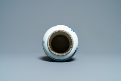Un vase en porcelaine de Chine en bleu et blanc &agrave; d&eacute;cor figuratif, Kangxi