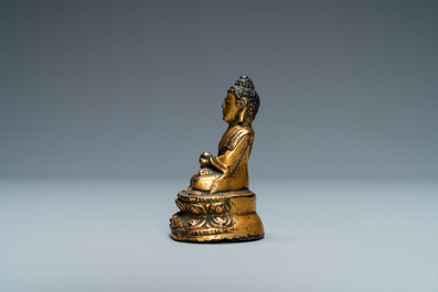 Een Sino-Tibetaanse vergulde bronzen figuur van Boeddha, Ming