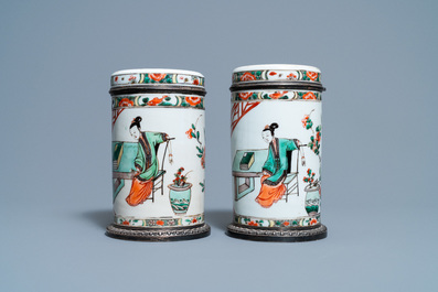 Een paar Chinese cilindrische famille verte dekselpotten met zilveren monturen, Kangxi