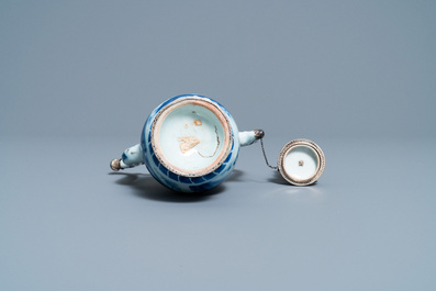 Une verseuse couverte en porcelaine de Chine en bleu et blanc &agrave; monture en argent, &eacute;poque Transition