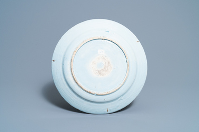 Un plat en fa&iuml;ence de Delft polychrome &agrave; d&eacute;cor floral, 18&egrave;me