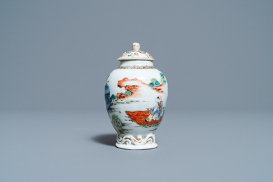 Une bo&icirc;te &agrave; th&eacute; couverte en porcelaine de Chine famille rose, Yongzheng