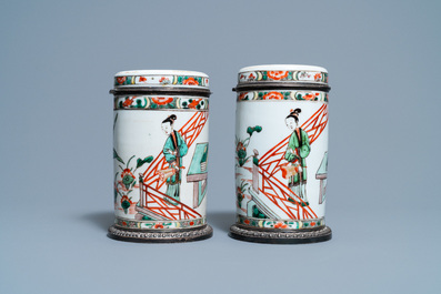 Een paar Chinese cilindrische famille verte dekselpotten met zilveren monturen, Kangxi