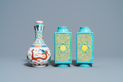 Une paire de vases de forme 'cong' en porcelaine de Chine et un vase wucai &agrave; d&eacute;cor de dragon, 19/20&egrave;me