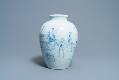 Een Chinese blauw-witte vaas met geleerden in een landschap, Yongzheng
