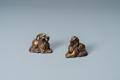 Deux poids de rouleaux en bronze dor&eacute; et laqu&eacute; en forme d'animaux mythiques, Chine, Ming