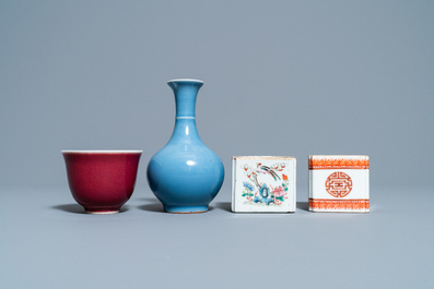 Twee Chinese penselenwassers, een monochroom blauw vaasje en een sang-de-boeuf kom, 19/20e eeuw
