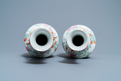 Une paire de vases en porcelaine de Chine famille rose, marque de Jiaqing, 19&egrave;me
