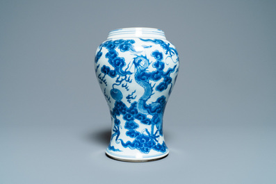 Een Chinese blauw-witte 'draken' vaas, Kangxi