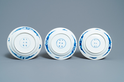 Trois assiettes en porcelaine de Chine bleu et blanc &agrave; d&eacute;cor de 'Longues Dames', marques de Jiajing et Xuande, Kangxi