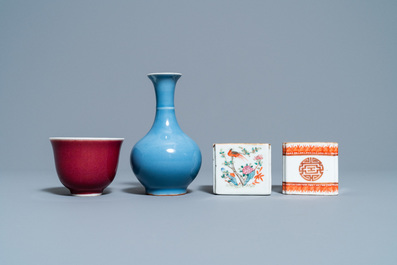 Twee Chinese penselenwassers, een monochroom blauw vaasje en een sang-de-boeuf kom, 19/20e eeuw
