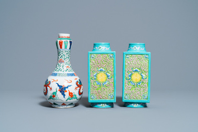 Une paire de vases de forme 'cong' en porcelaine de Chine et un vase wucai &agrave; d&eacute;cor de dragon, 19/20&egrave;me